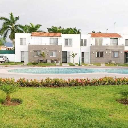 Modern Pool Side, 3 Bdrm House With Parking Villa ปูแอร์โตบาญาร์ตา ภายนอก รูปภาพ